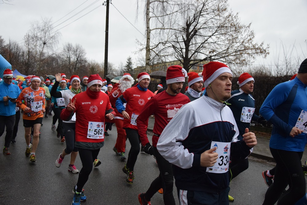 Mikołaje, śnieżynki, renifery biegały w Kartuzach, czyli Mikołajkowy Festiwal Zdrowia