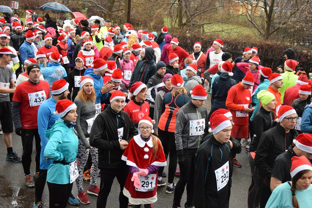 Mikołaje, śnieżynki, renifery biegały w Kartuzach, czyli Mikołajkowy Festiwal Zdrowia