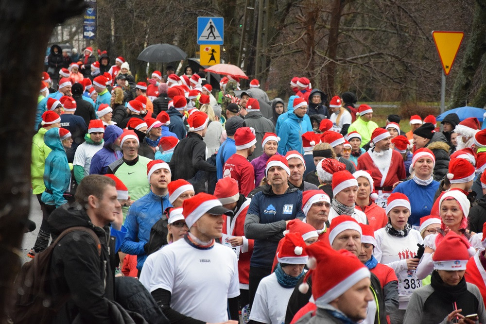 Mikołaje, śnieżynki, renifery biegały w Kartuzach, czyli Mikołajkowy Festiwal Zdrowia