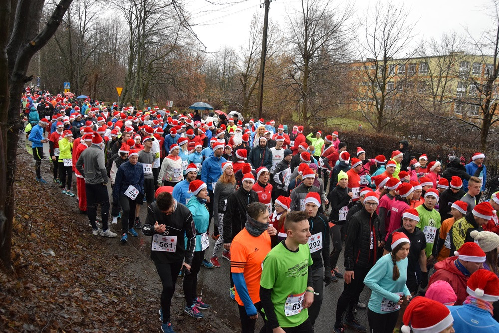 Mikołaje, śnieżynki, renifery biegały w Kartuzach, czyli Mikołajkowy Festiwal Zdrowia