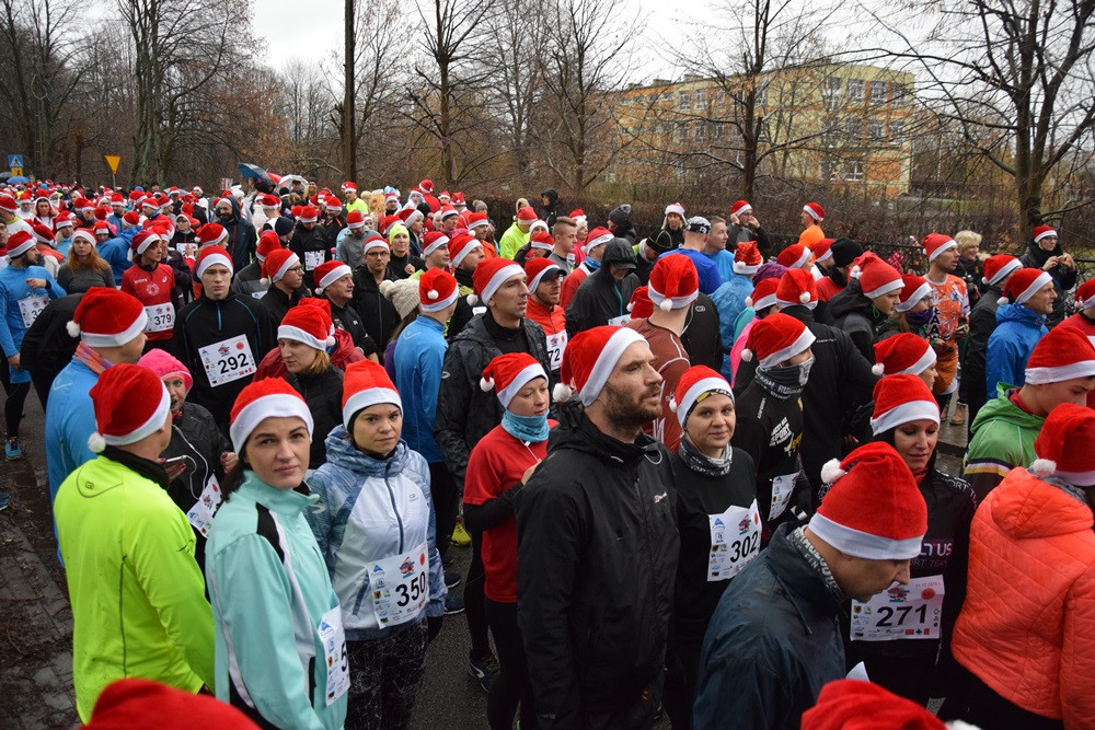 Mikołaje, śnieżynki, renifery biegały w Kartuzach, czyli Mikołajkowy Festiwal Zdrowia