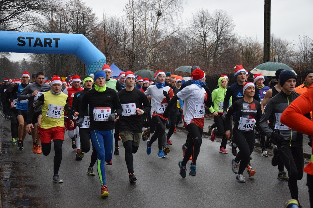 Mikołaje, śnieżynki, renifery biegały w Kartuzach, czyli Mikołajkowy Festiwal Zdrowia