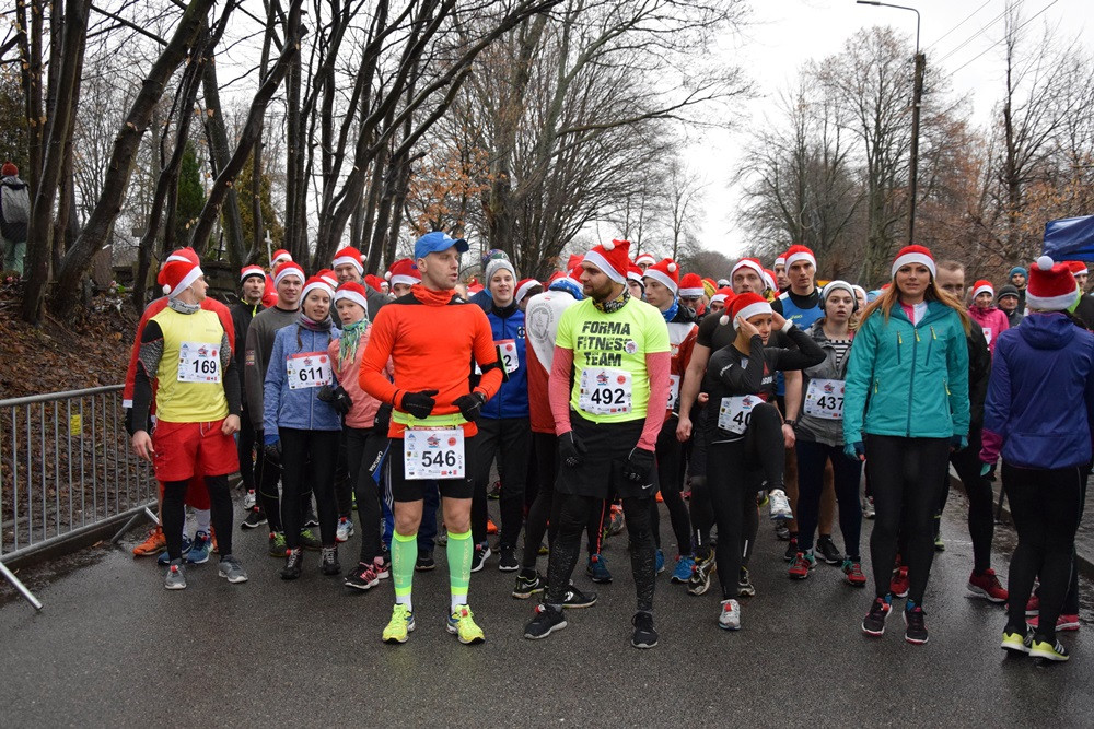 Mikołaje, śnieżynki, renifery biegały w Kartuzach, czyli Mikołajkowy Festiwal Zdrowia