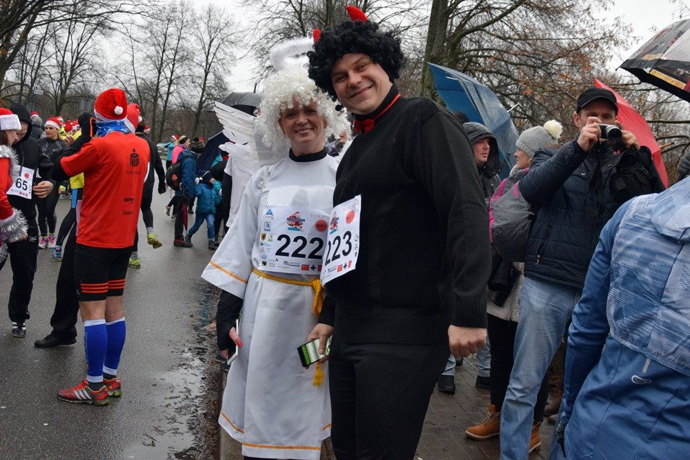Mikołaje, śnieżynki, renifery biegały w Kartuzach, czyli Mikołajkowy Festiwal Zdrowia