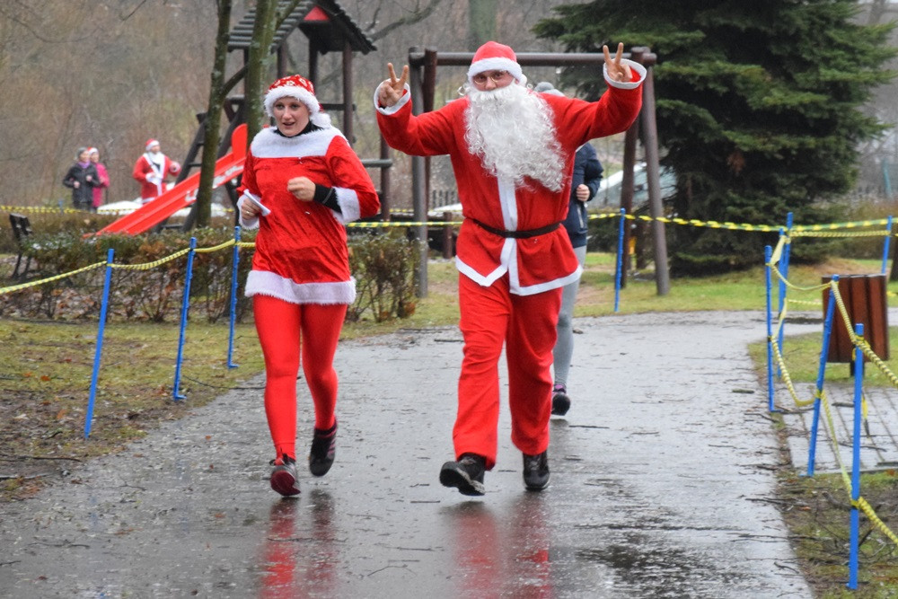 Mikołaje, śnieżynki, renifery biegały w Kartuzach, czyli Mikołajkowy Festiwal Zdrowia
