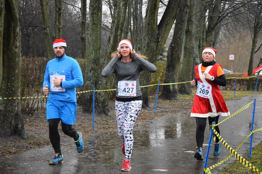 Mikołaje, śnieżynki, renifery biegały w Kartuzach, czyli Mikołajkowy Festiwal Zdrowia