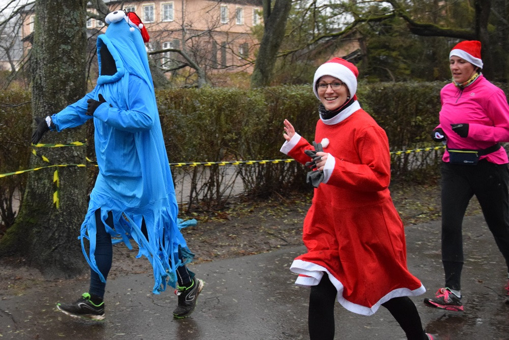 Mikołaje, śnieżynki, renifery biegały w Kartuzach, czyli Mikołajkowy Festiwal Zdrowia