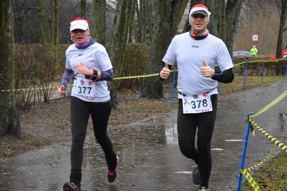 Mikołaje, śnieżynki, renifery biegały w Kartuzach, czyli Mikołajkowy Festiwal Zdrowia