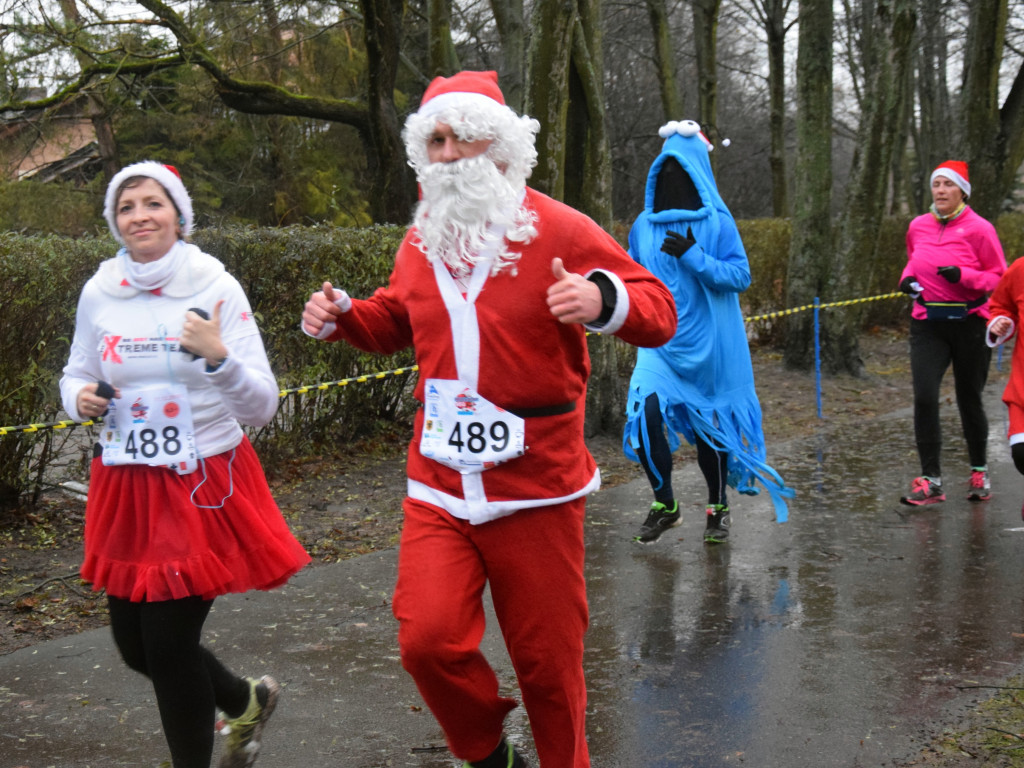Mikołaje, śnieżynki, renifery biegały w Kartuzach, czyli Mikołajkowy Festiwal Zdrowia