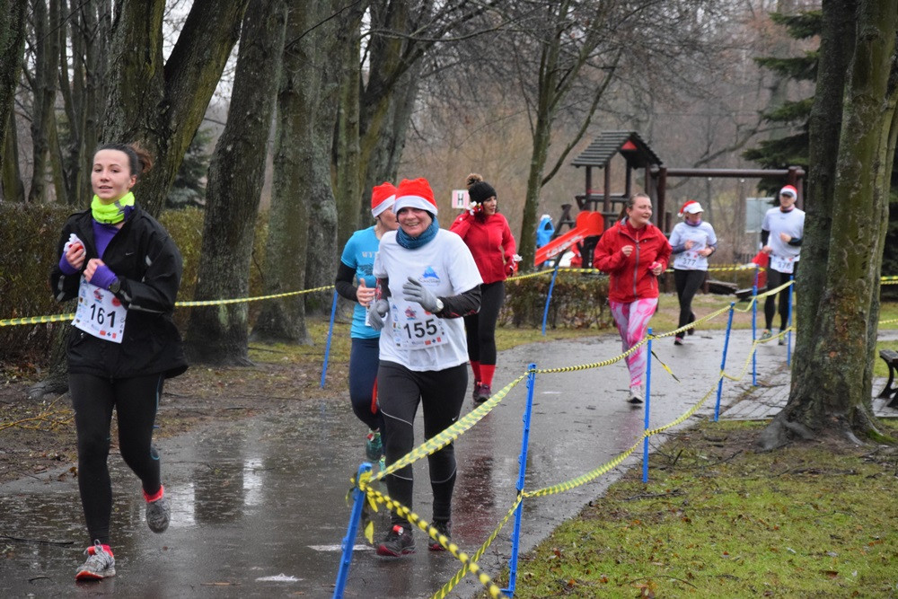 Mikołaje, śnieżynki, renifery biegały w Kartuzach, czyli Mikołajkowy Festiwal Zdrowia