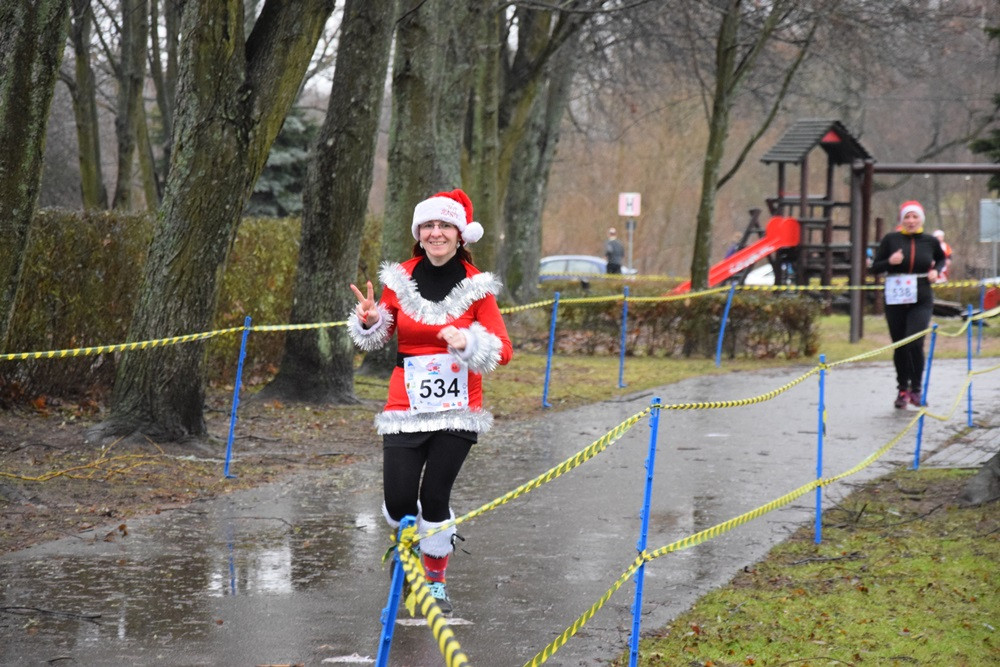 Mikołaje, śnieżynki, renifery biegały w Kartuzach, czyli Mikołajkowy Festiwal Zdrowia
