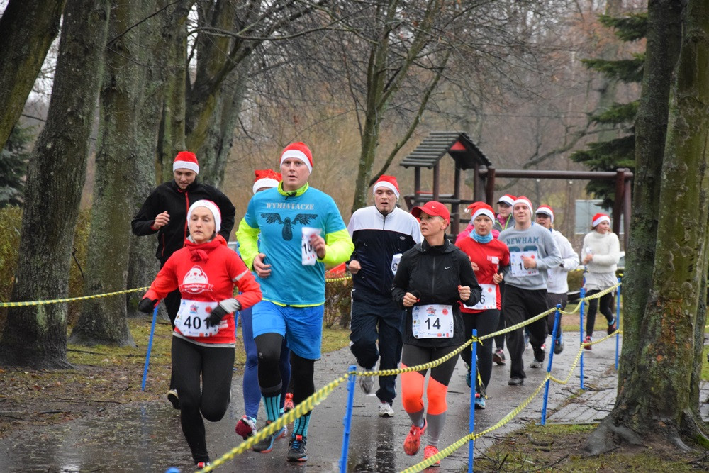 Mikołaje, śnieżynki, renifery biegały w Kartuzach, czyli Mikołajkowy Festiwal Zdrowia
