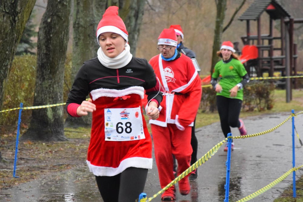 Mikołaje, śnieżynki, renifery biegały w Kartuzach, czyli Mikołajkowy Festiwal Zdrowia