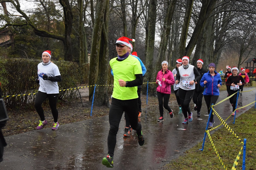 Mikołaje, śnieżynki, renifery biegały w Kartuzach, czyli Mikołajkowy Festiwal Zdrowia