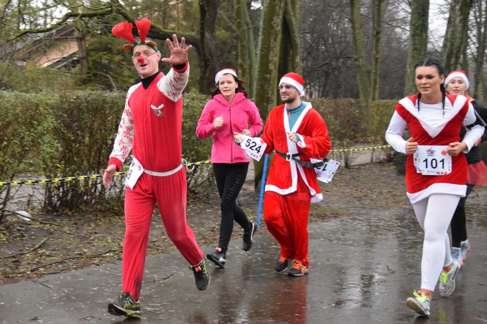 Mikołaje, śnieżynki, renifery biegały w Kartuzach, czyli Mikołajkowy Festiwal Zdrowia