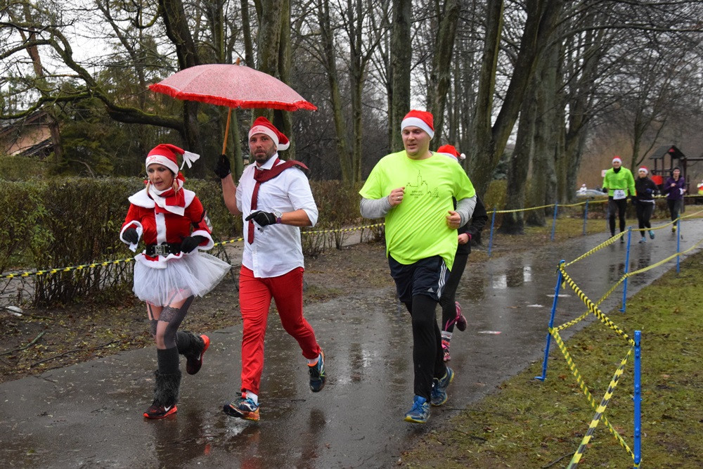 Mikołaje, śnieżynki, renifery biegały w Kartuzach, czyli Mikołajkowy Festiwal Zdrowia