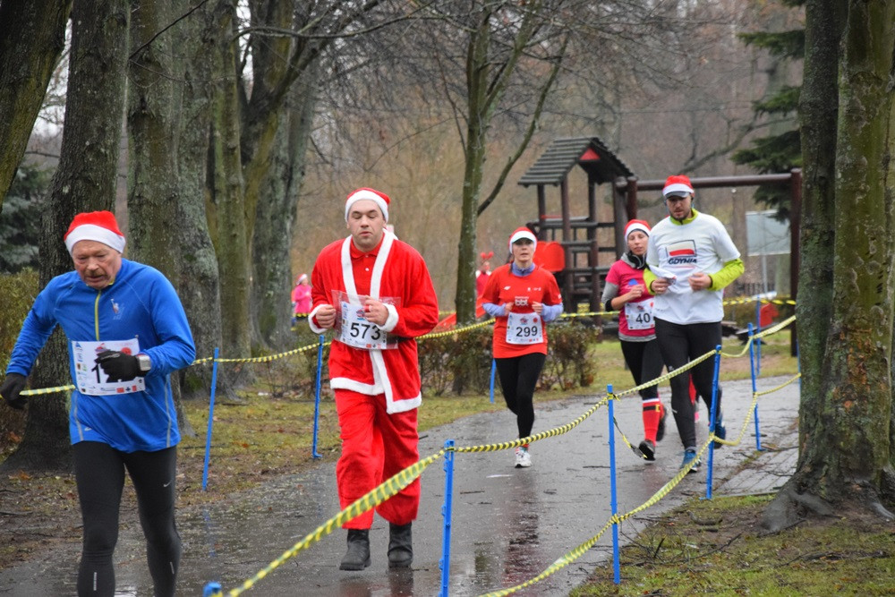Mikołaje, śnieżynki, renifery biegały w Kartuzach, czyli Mikołajkowy Festiwal Zdrowia
