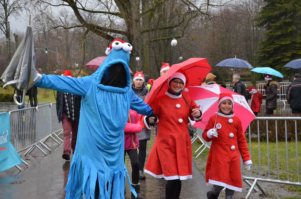 Mikołaje, śnieżynki, renifery biegały w Kartuzach, czyli Mikołajkowy Festiwal Zdrowia