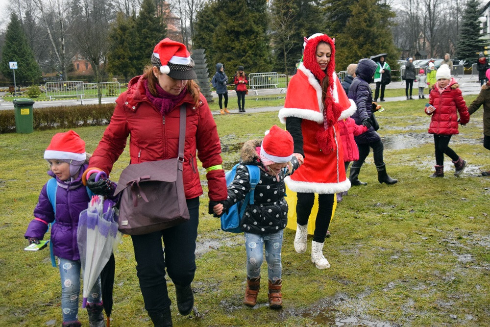 Kartuzy. Zabawa ze świętym Mikołajem w Parku Solidarności