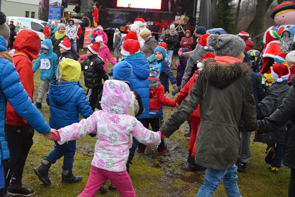 Kartuzy. Zabawa ze świętym Mikołajem w Parku Solidarności