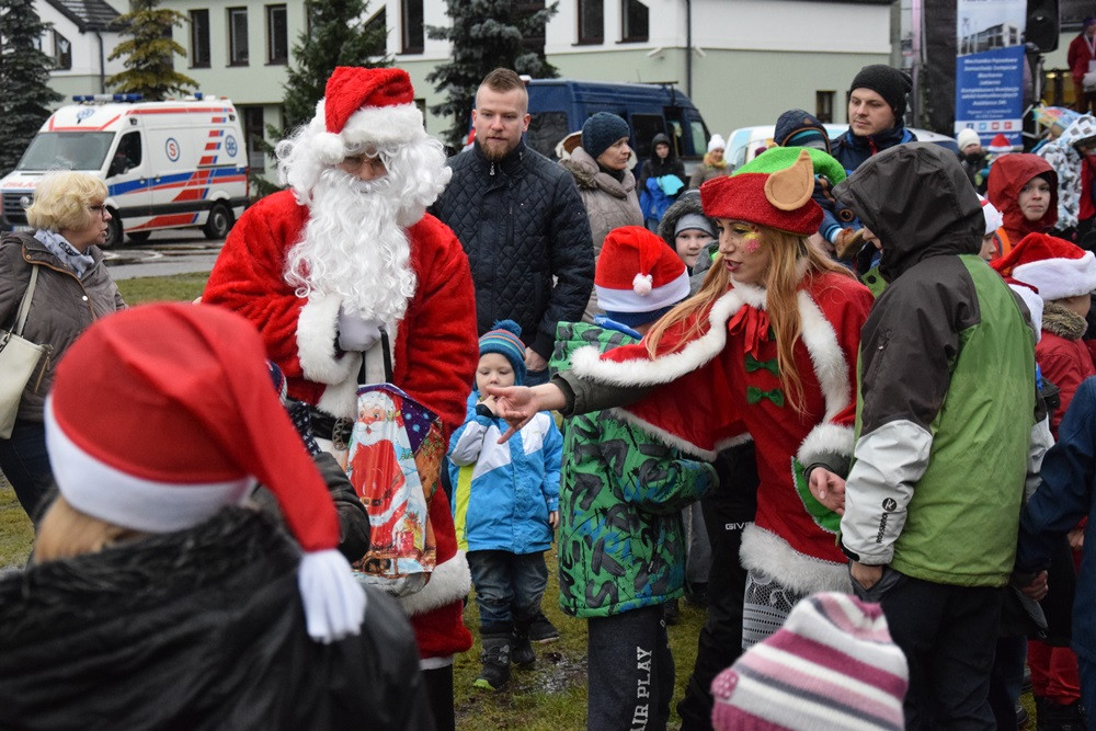 Kartuzy. Zabawa ze świętym Mikołajem w Parku Solidarności