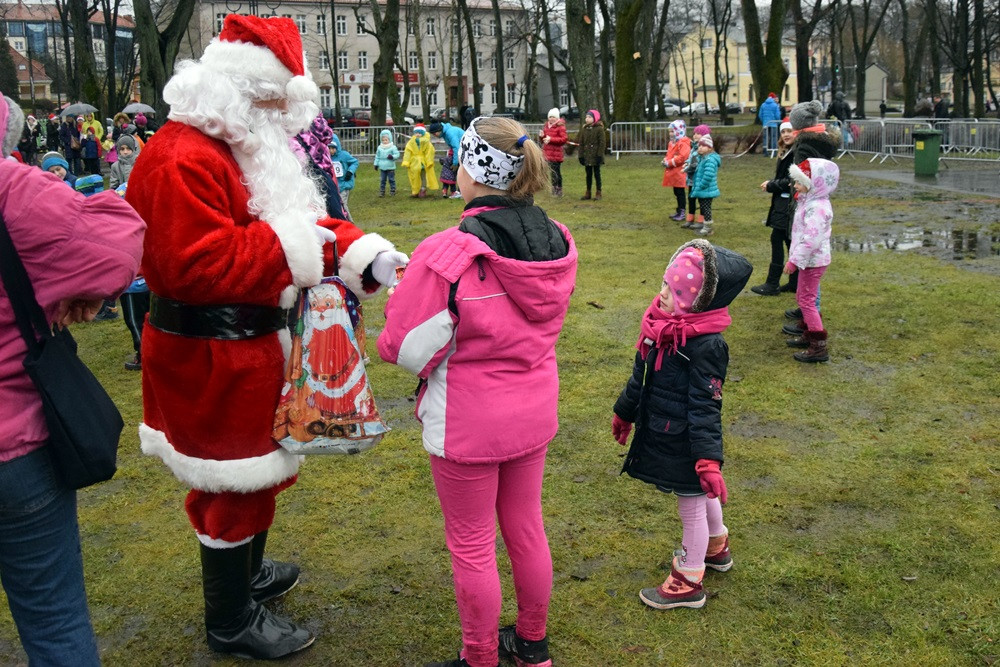 Kartuzy. Zabawa ze świętym Mikołajem w Parku Solidarności