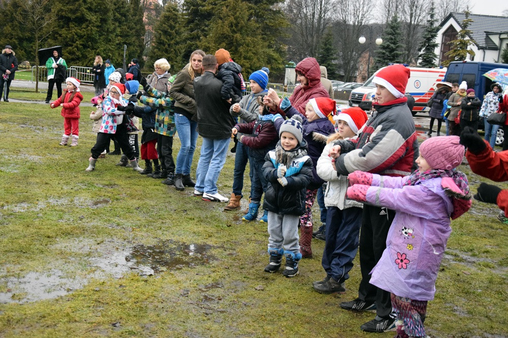 Kartuzy. Zabawa ze świętym Mikołajem w Parku Solidarności