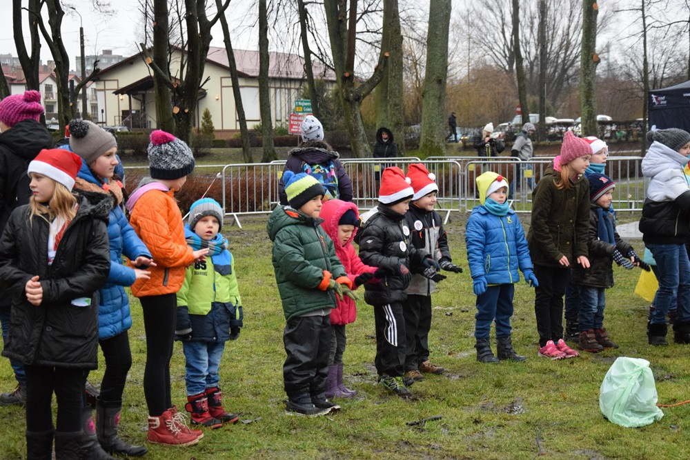 Kartuzy. Zabawa ze świętym Mikołajem w Parku Solidarności