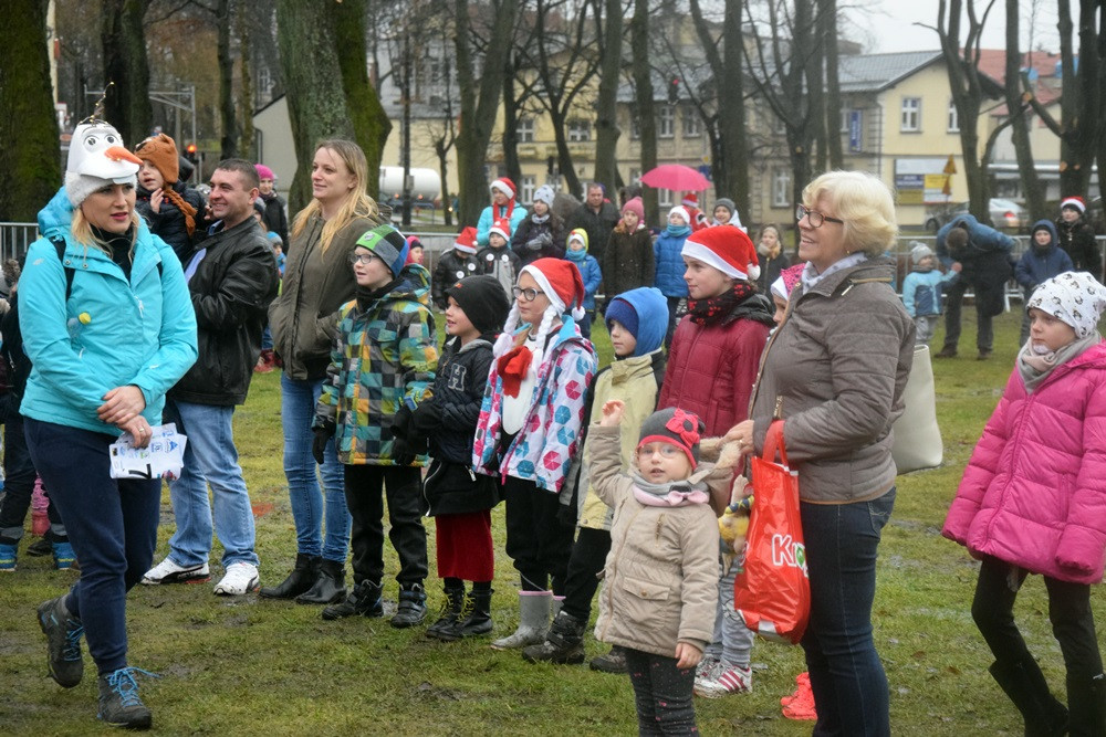 Kartuzy. Zabawa ze świętym Mikołajem w Parku Solidarności