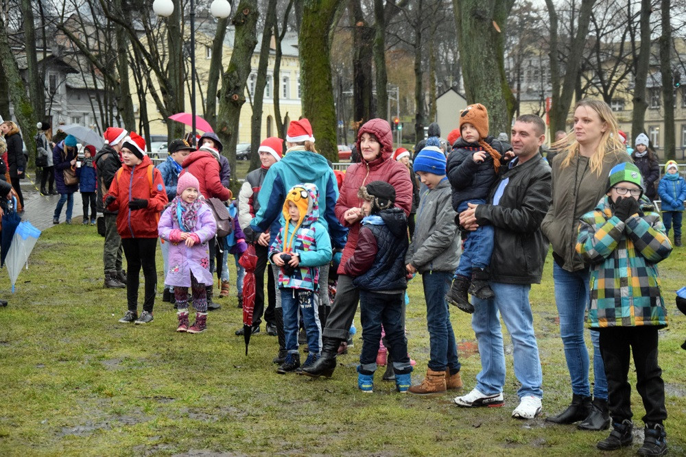 Kartuzy. Zabawa ze świętym Mikołajem w Parku Solidarności