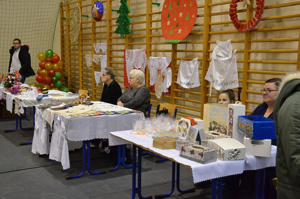 Sierakowice. Kiermasz świąteczny i widowiskowy pokaz zespołów kolędniczych