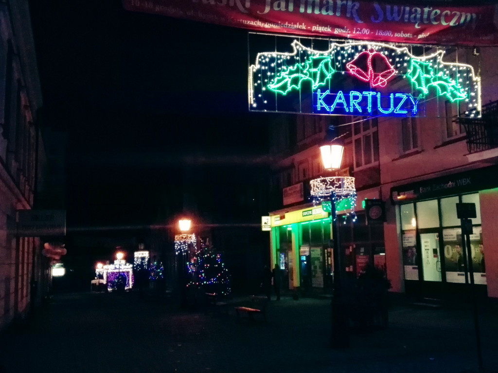 Świąteczne iluminacje. Zobacz, jak oświetlone są miejscowości w powiecie kartuskim