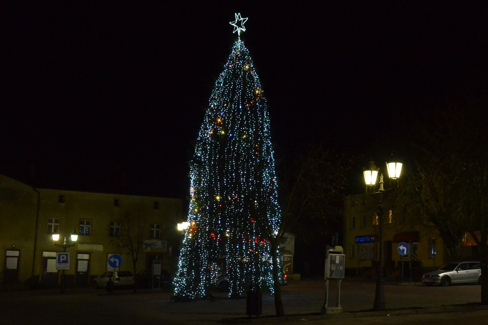 Świąteczne iluminacje. Zobacz, jak oświetlone są miejscowości w powiecie kartuskim