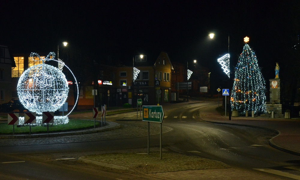 Świąteczne iluminacje. Zobacz, jak oświetlone są miejscowości w powiecie kartuskim