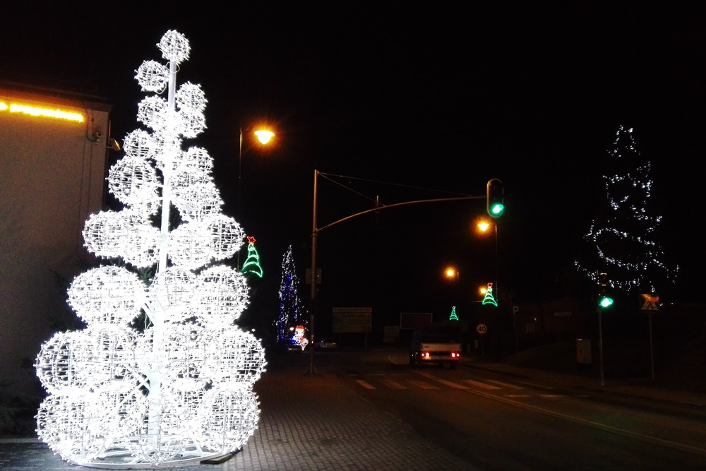 Świąteczne iluminacje. Zobacz, jak oświetlone są miejscowości w powiecie kartuskim
