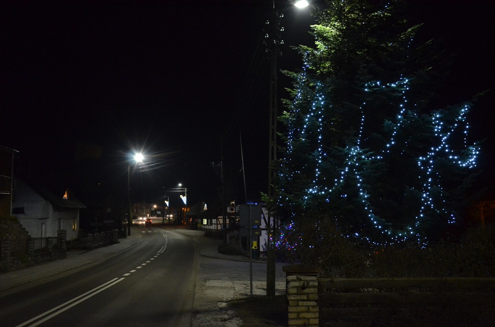 Świąteczne iluminacje. Zobacz, jak oświetlone są miejscowości w powiecie kartuskim