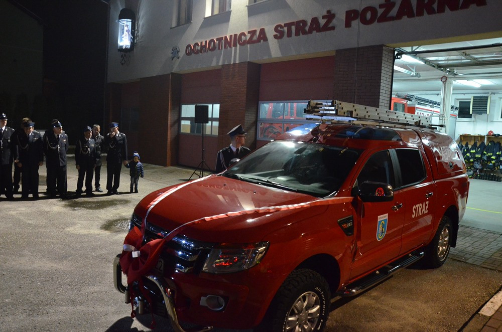 Strażacy z OSP Sierakowice oficjalnie odebrali nowy wóz bojowy