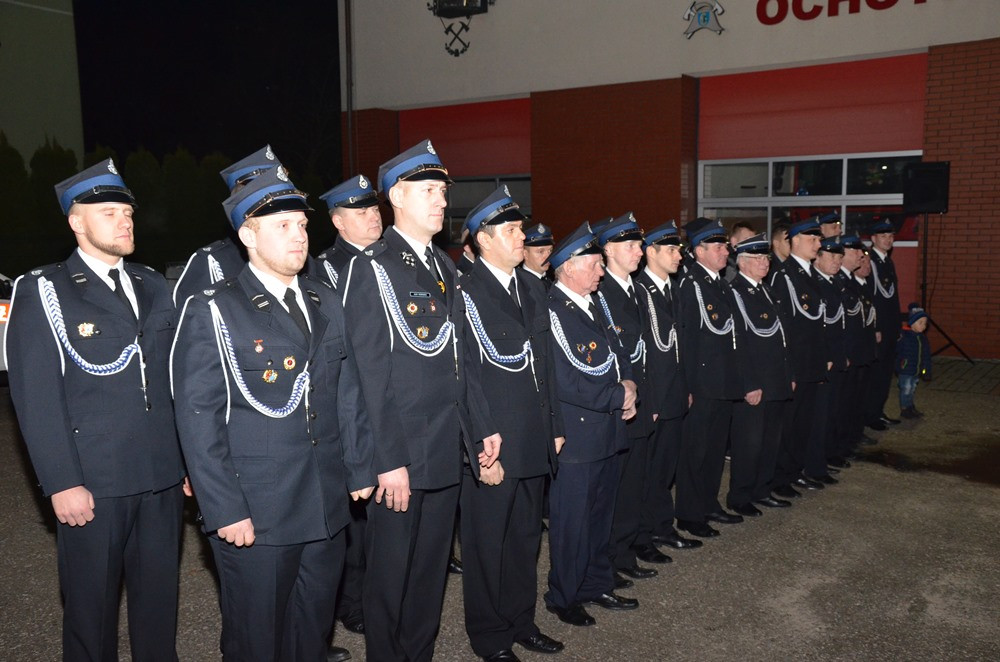 Strażacy z OSP Sierakowice oficjalnie odebrali nowy wóz bojowy