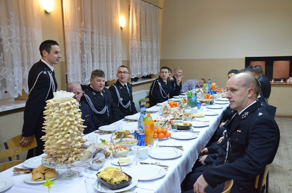 Strażacy z OSP Sierakowice oficjalnie odebrali nowy wóz bojowy