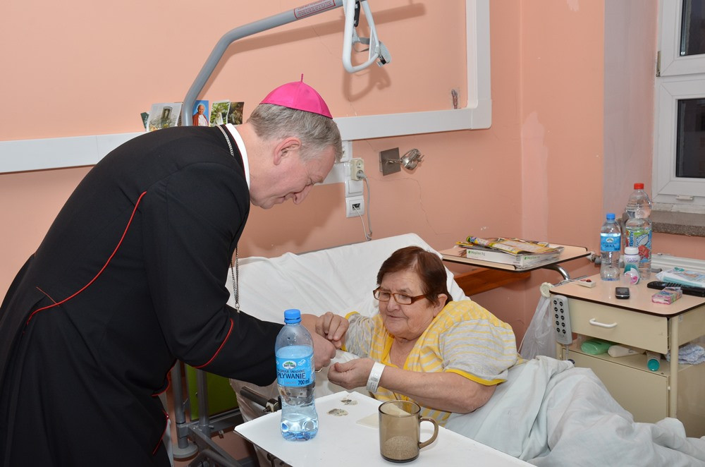 Biskup pelpliński z opłatkiem u pacjentów kartuskiego szpitala