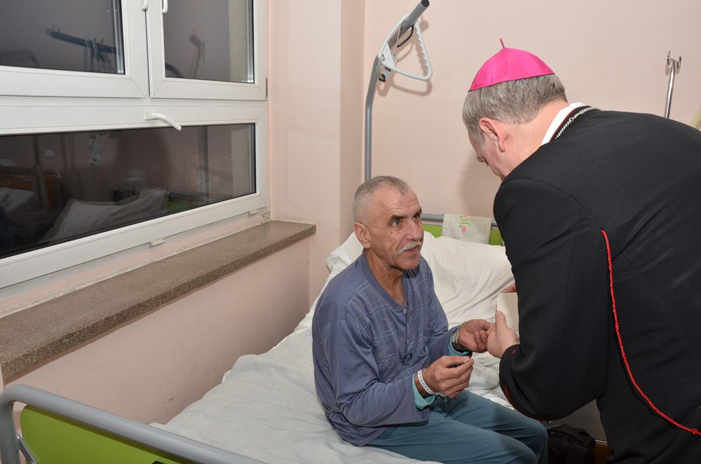 Biskup pelpliński z opłatkiem u pacjentów kartuskiego szpitala