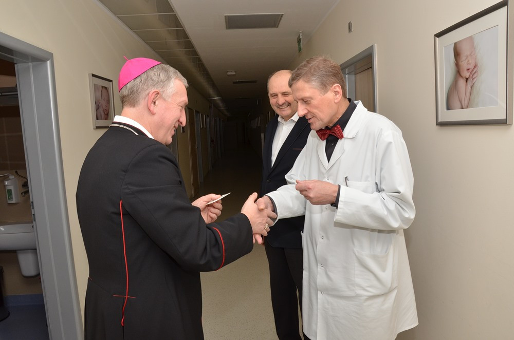 Biskup pelpliński z opłatkiem u pacjentów kartuskiego szpitala