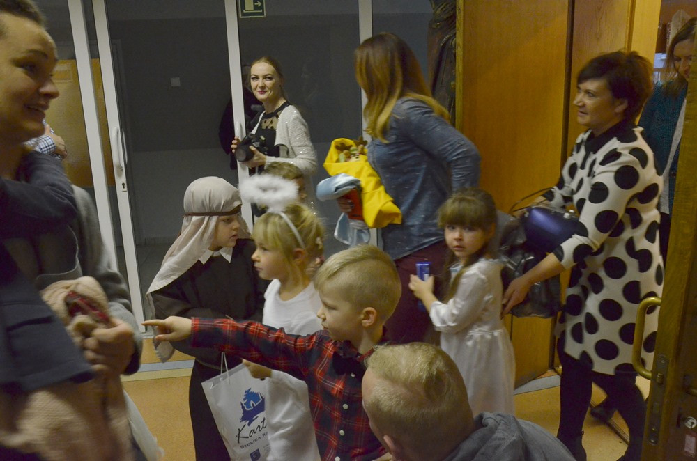 Kolędnicy wędrują po mieście. Odwiedzili m.in. kartuskich radnych i naszą redakcję