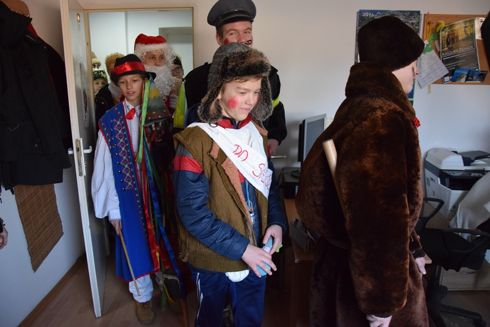 Kolędnicy wędrują po mieście. Odwiedzili m.in. kartuskich radnych i naszą redakcję