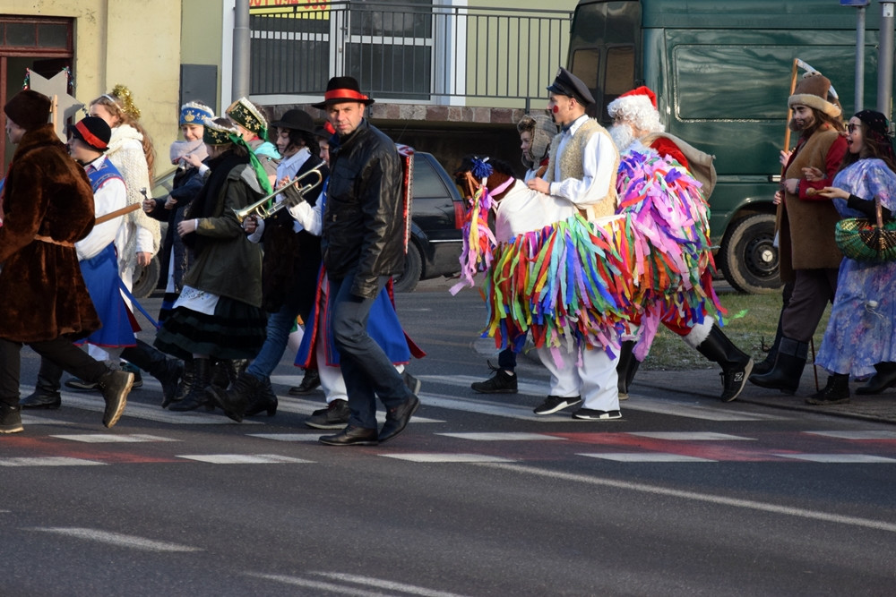 Kolędnicy wędrują po mieście. Odwiedzili m.in. kartuskich radnych i naszą redakcję