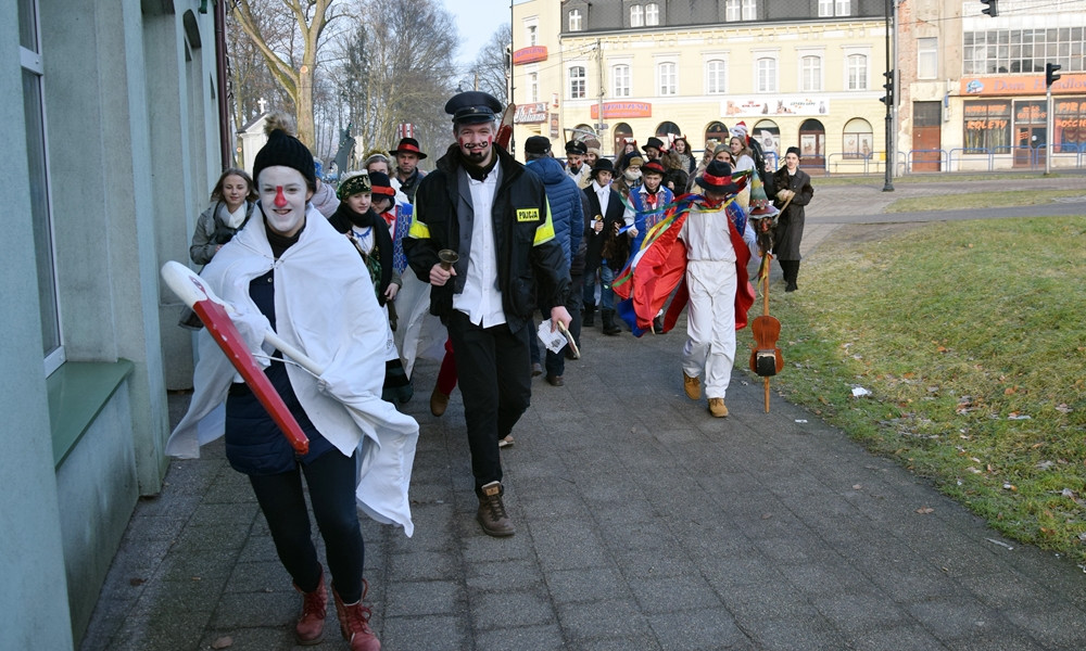 Kolędnicy wędrują po mieście. Odwiedzili m.in. kartuskich radnych i naszą redakcję
