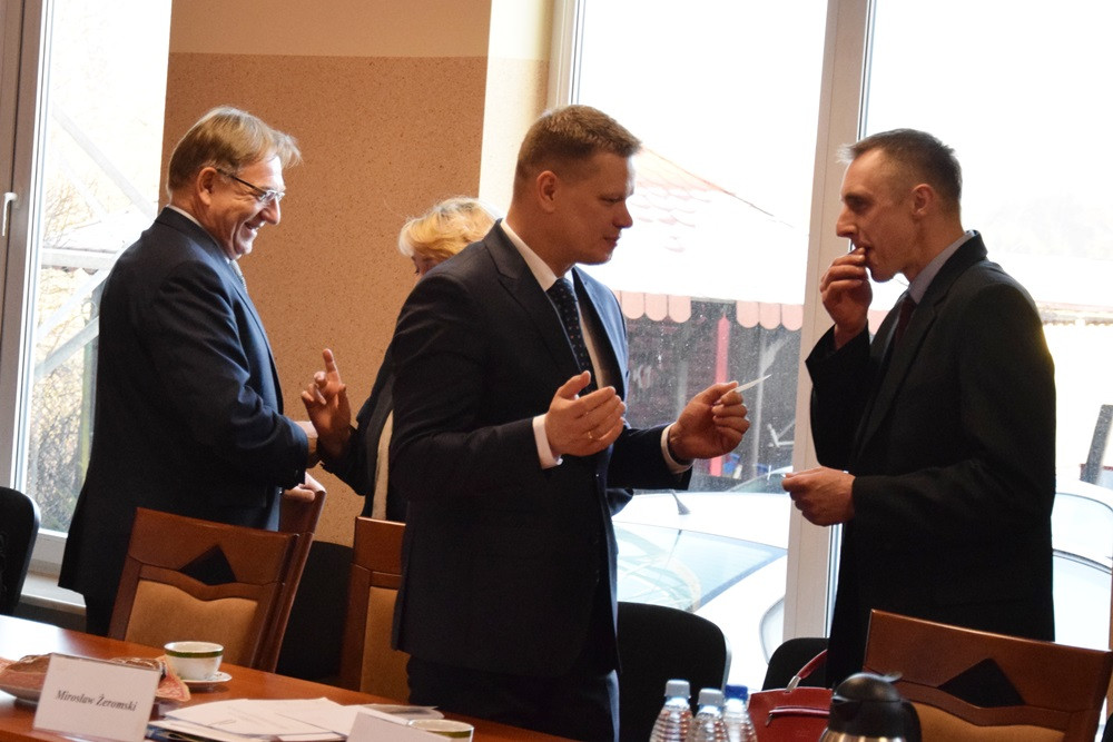 Powiat. Świąteczna atmosfera na sesji. Radni podzielili się opłatkiem i zebrali pieniądze na hospicjum