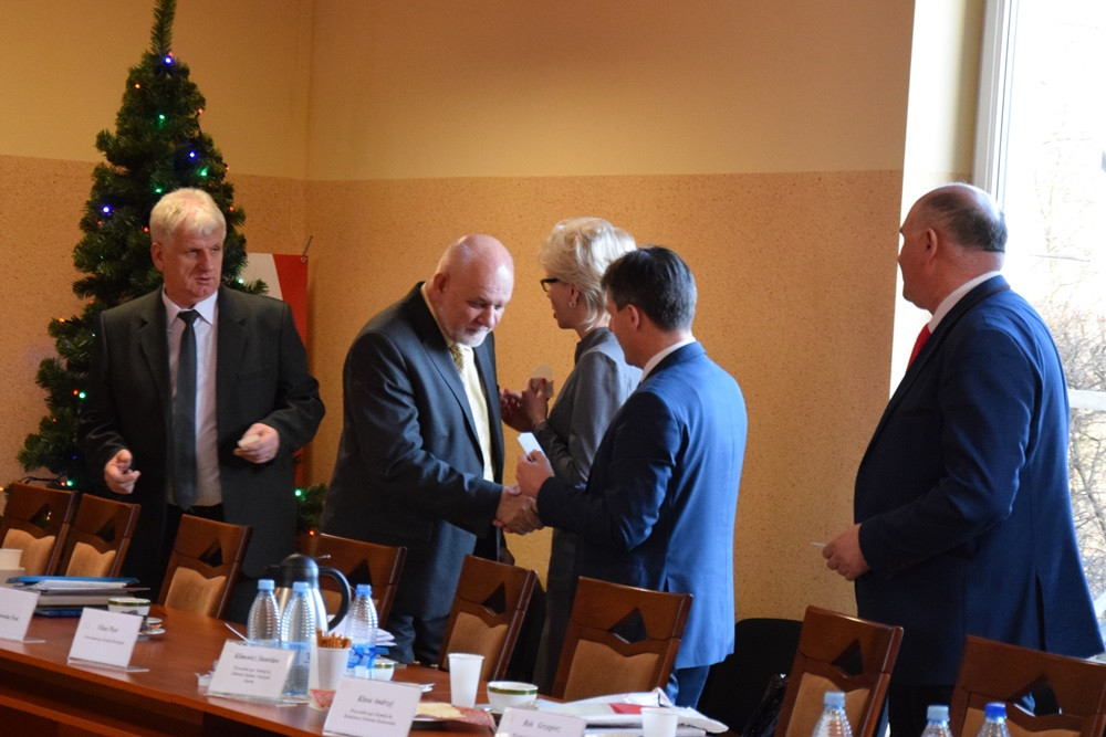 Powiat. Świąteczna atmosfera na sesji. Radni podzielili się opłatkiem i zebrali pieniądze na hospicjum