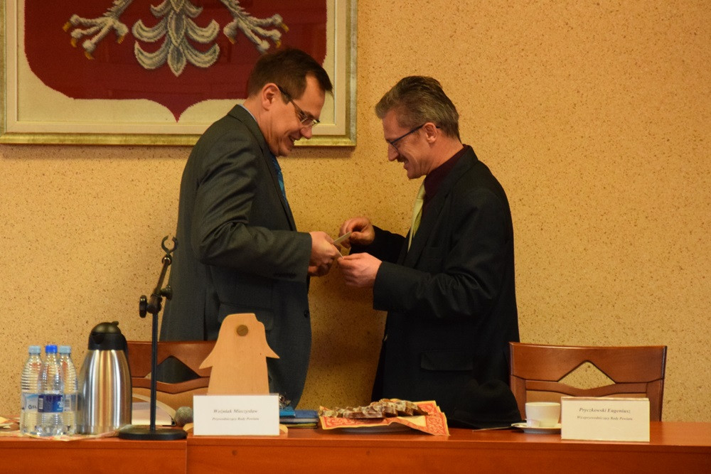 Powiat. Świąteczna atmosfera na sesji. Radni podzielili się opłatkiem i zebrali pieniądze na hospicjum