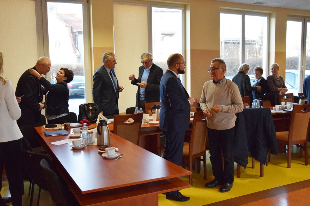 Powiat. Świąteczna atmosfera na sesji. Radni podzielili się opłatkiem i zebrali pieniądze na hospicjum